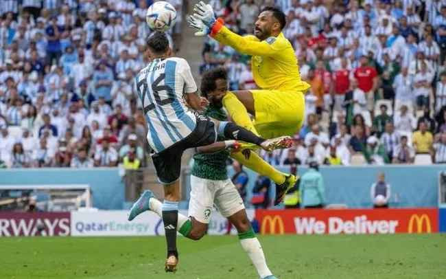 Cú va chạm với thủ môn đội nhà mạnh đến mức mặt của Yasser Al-Shahrani đã bị biến dạng.