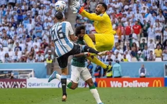 Cú va chạm với thủ môn đội nhà mạnh đến mức mặt của Yasser Al-Shahrani đã bị biến dạng.