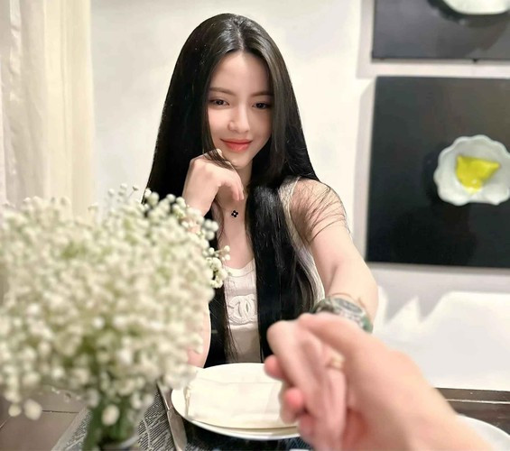 Trong một bức ảnh khác được người bạn của Chu Thanh Huyền hia sẻ ảnh đến nhà thăm gia đình Quang Hải.