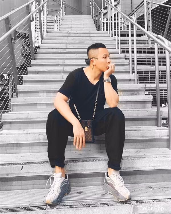 Cùng với đó là góc nghiêng thần thánh như nam thần của Vũ Khắc Tiệp cũng biến mất tăm khiến CĐM ngỡ ngàng.