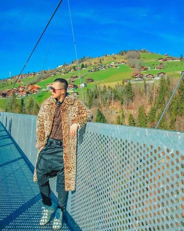 Hình ảnh tự đăng và bị đăng của Vũ Khắc Tiệp khiến nhiều người hâm mộ bất ngờ.