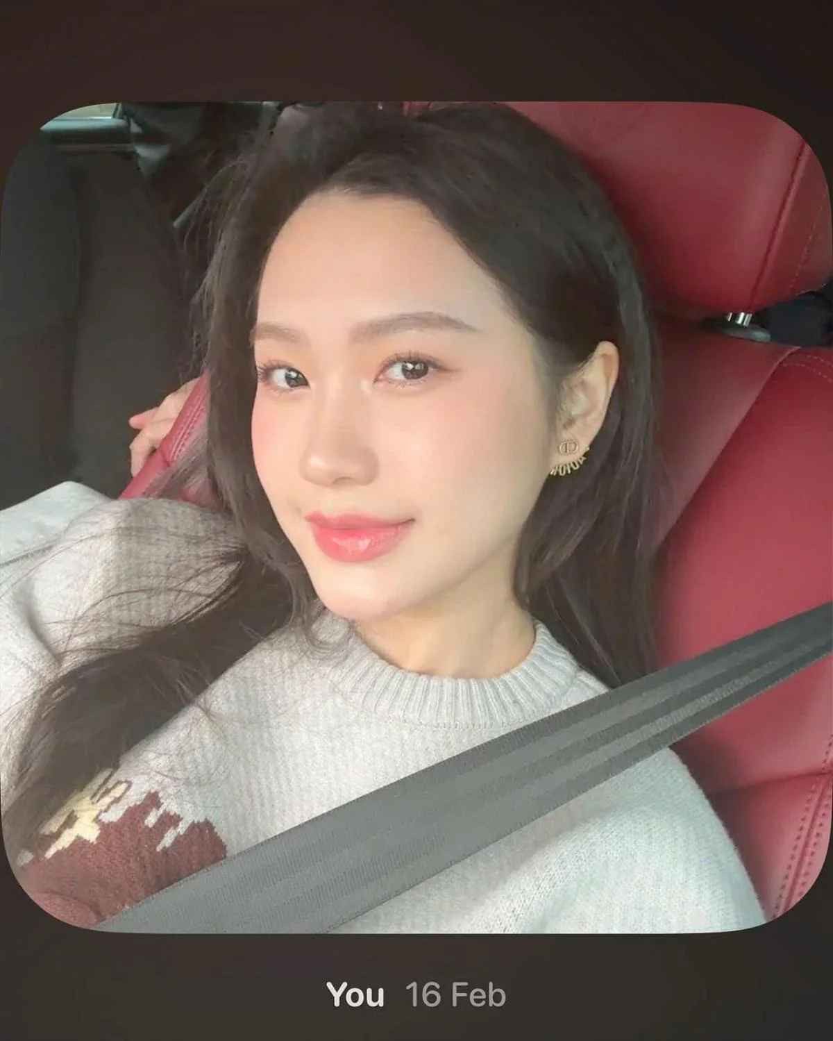 Làn môi căng mọng, phủ một lớp màu nhẹ nhàng nhưng vẫn giữ được nét tự nhiên vốn có.