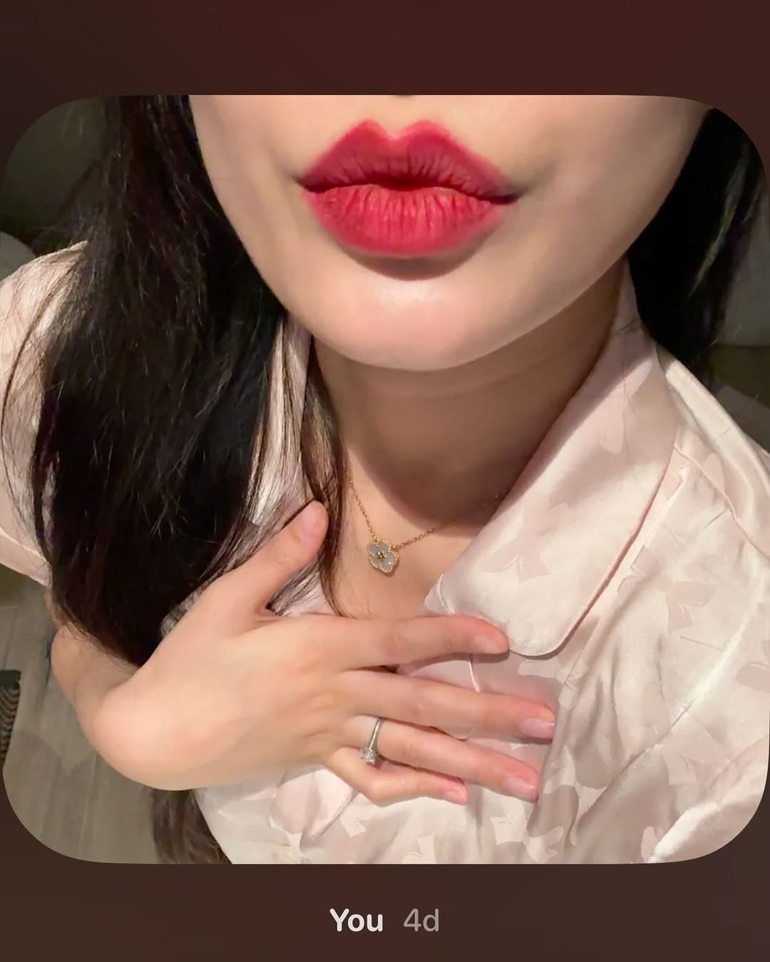 Sắc môi mới mang tông hồng cam tinh tế, tạo hiệu ứng tươi tắn và rạng rỡ ngay cả khi không trang điểm.