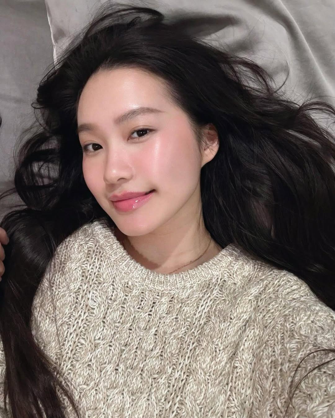 Vợ Đoàn Văn Hậu thẳng thắn bày tỏ: "Quyết định phun môi sát Tết thật sự là một nước đi liều lĩnh. Ai cũng bảo rằng phải mất khoảng 2 tháng màu môi mới lên chuẩn đẹp. Nếu đẹp được như mong muốn, mình sẽ chia sẻ chỗ làm với mọi người".