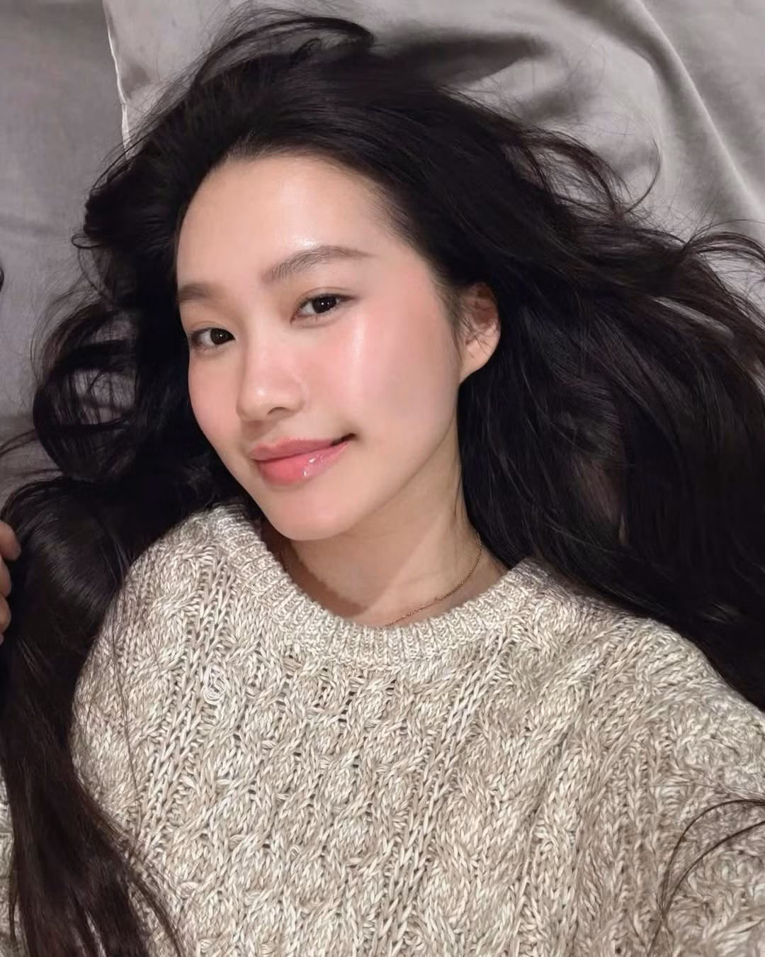 Vợ Đoàn Văn Hậu thẳng thắn bày tỏ: "Quyết định phun môi sát Tết thật sự là một nước đi liều lĩnh. Ai cũng bảo rằng phải mất khoảng 2 tháng màu môi mới lên chuẩn đẹp. Nếu đẹp được như mong muốn, mình sẽ chia sẻ chỗ làm với mọi người".