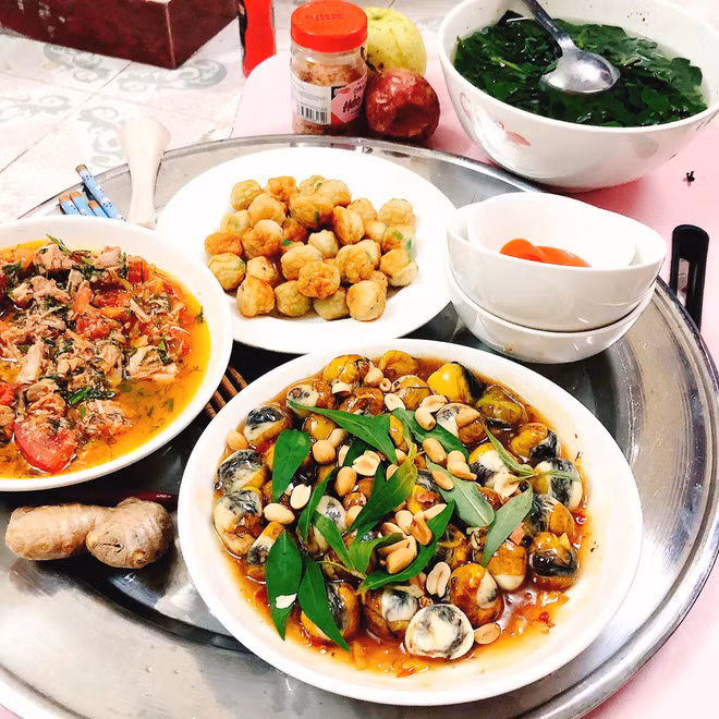 Nhắc đến cơm sinh viên, mọi người thường hay nghĩ về những bữa cơm đạm bạc, chỉ chú trọng sự nhanh gọn chứ không đảm bảo về mặt dinh dưỡng. Tuy nhiên, đó chỉ là trong tưởng tượng còn hiện thực thì hoàn toàn khác.