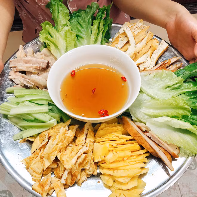 Thậm chí, các mâm cơm nhà được team khéo tay hay làm khoe lên mạng còn khiến nhiều người trầm trồ ngợi khen vì "ngon" cả mắt lẫn miệng.