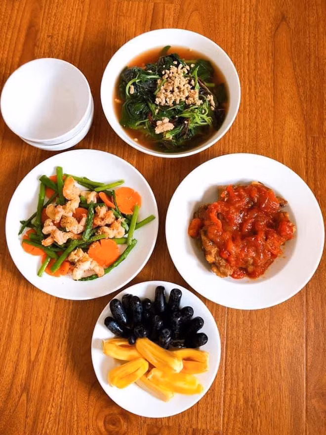 Nhiều bạn sinh viên cũng được dịp tâm sự, trước ở nhà với bố mẹ được chẳng bao giờ phải vào bếp, ăn xong chỉ có việc rửa bát nên chuyện bếp núc gần như mù tịt. Nhưng khi xa nhà, phải làm tất cả nên mọi chuyện nấu cơm cũng học dần dần và được cải thiện đáng kể.