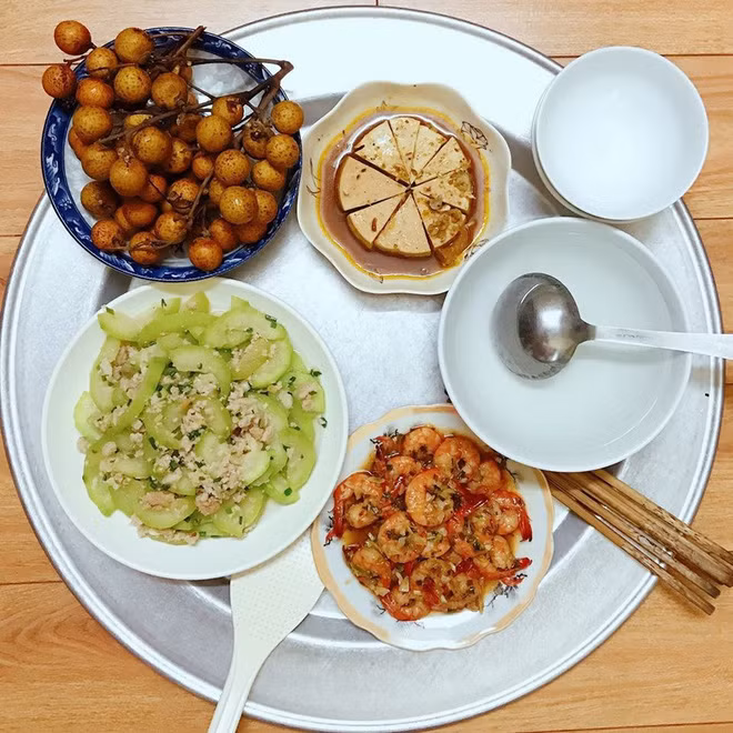 Dù sống một mình, Minh Huyền vẫn chuẩn bị tươm tất đâu ra đấy bữa ăn của mỗi ngày. Sáng, trưa, chiều tối, mâm cơm nào của cô bạn cũng đủ đầy cả chính lẫn phụ, ngon mắt vô cùng.