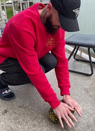 Đó là sự lựa chọn của mỗi người nhưng không thể phủ nhận cách làm của được John Nonny chia sẻ cũng cực kỳ hay ho với cách bổ dứa không cần dao này.