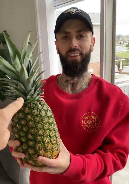 Trong cái khó ló cái khôn, không phải trái cây nào cũng nhất thiết phải dùng dao gọt vỏ, cắt từng miếng như chúng ta vẫn làm. Mới đây, một "anh Tây" có tên John Noony chỉ cho mọi người tuyệt chiêu bổ dứa mà không cần gọt vỏ, chỉ hơi tốn công nhào nặn nó một chút mà thôi.