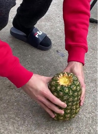 Nhiệm vụ của người ăn lúc này cực đơn giản chỉ cần rút từng mắt ra thưởng thức thôi. Hơi tốn công một chút nhưng đây đích thị là phương pháp dành cho rất nhiều người gặp khó khăn với công việc gọt dứa bằng dao.