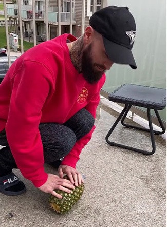 Trong khi đó, một số người khác thì cho rằng phương pháp này tốn quá nhiều công sức, họ thà bỏ tiền ra mua dứa cắt sẵn ở siêu thị hoặc dùng dao gọt nhẹ nhàng hơn.