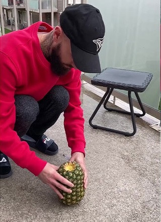 Đoạn clip của John Nonny được chia sẻ hồi tháng 10/2020 và đến nay đã thu hút được hơn 32 triệu lượt xem, khiến không ít dân mạng há hốc vì chẳng ai nghĩ đến cách làm và cách ăn dứa đầy sáng tạo thế này.