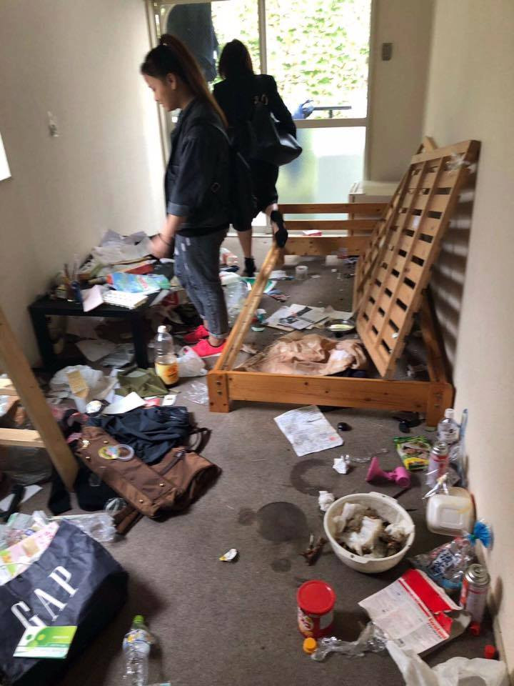 Chỉ vài ngày sau khi nữ sinh bỏ học về nước, chủ nhà quay lại phòng và thấy rất nhiều rác, từ thịt gà, khay trứng đến túi rau để bốc mùi. Đồ ăn, uống xong vứt cạnh gối, ban công toàn rác bị tích trữ lâu ngày.