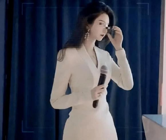 Đặc biệt, cô giáo hot girl này cũng ghi điểm với phong cách thời trang kết hợp giữa giải trí và tính giáo dục, xinh đẹp mà vẫn lịch sự, nhã nhặn.