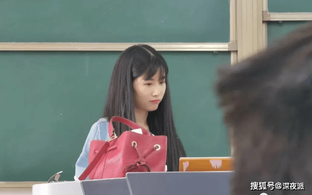 Trước đó, cũng từ những bức ảnh chụp lén mà nhiều cô giáo đã thu hút không chỉ sự chú ý của sinh viên trong trường mà còn của cộng đồng mạng.