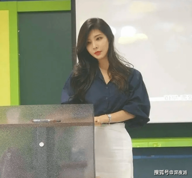 Những bình luận trên mạng xã hội không chỉ tập trung vào vẻ đẹp bề ngoài của giáo viên, mà còn đánh giá cao phong cách giáo dục mang tính giải trí của các cô giáo bỗng nổi tiếng cõi mạng này.