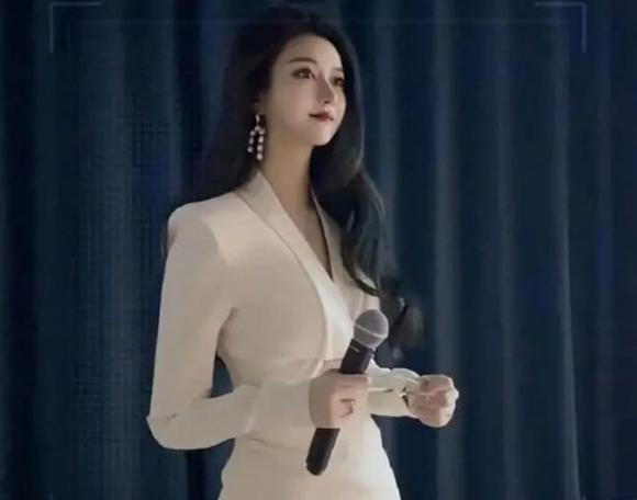 Cô rất nổi tiếng trong trường và được nhiều học sinh quý mến không chỉ vì ngoại hình xinh đẹp, mà còn dạy giỏi, thu hút rất nhiều học sinh đến theo học.