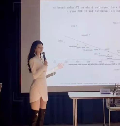 Một số cư dân mạng đã tiết lộ danh tính bất ngờ của cô gái xinh đẹp này. Theo chia sẻ, đây là giảng viên đến từ một trường đại học danh tiếng ở Thượng Hải.