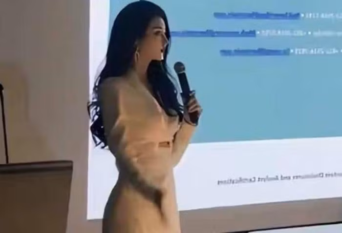 Theo thông tin lan truyền trên mạng, nữ giảng viên xinh đẹp này bắt đầu trở thành tâm điểm của sự chú ý khi sinh viên trong lớp đã chụp lén, sau đó chia sẻ những hình ảnh đẹp của cô lên các trang mạng xã hội.