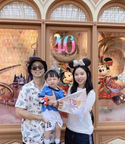 Tháng 6/2020, Công Phượng gây bất ngờ khi đính hôn với người đẹp Tô Ngọc Viên Minh. Bà xã nam cầu thủ xuất thân trong gia đình giàu có, bố cô từng làm việc trong lĩnh vực ngân hàng.