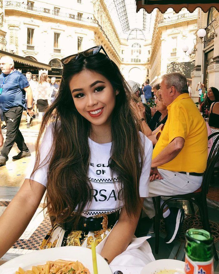 "Giàu có đến đâu, khi nói đến con cái máu mủ, cảm xúc là thứ không thể giả dối. Yêu thương vô bờ bến!" hay "Tiền nhiều để làm gì? Để trong những hoàn cảnh như vậy có cơ hội được sống." là những bình luận phía dưới đoạn clip của tỷ phú Johnathan Hạnh Nguyễn