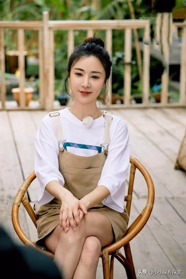 Trong những lần hiếm hoi khoe nhà trên sóng livestream, có thể thấy không gian bên biệt thự của Vi Á cực kì rộng rãi và cao ráo, sàn nhà được lát đá cẩm thạch và tường thì được trang hoàng bằng vô số bức tranh nghệ thuật.