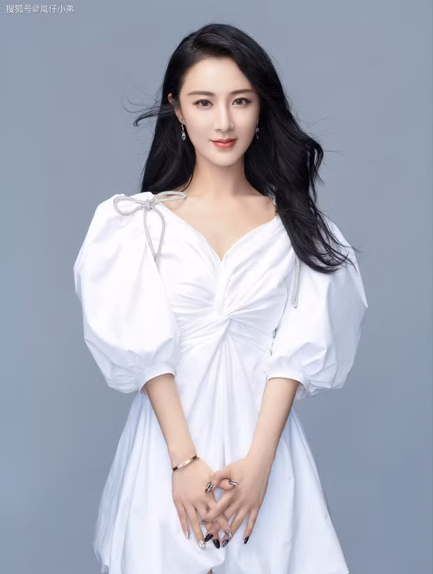 Được biết, Vi Á là một trong những gương mặt giương lá cờ đầu tiên trên mặt trận livestream của Taobao. Cô cũng được coi biểu tượng của ngành nghề mới này, tương tự như "ông hoàng livestream" Lý Giai Kỳ .