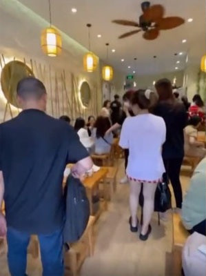 Đáp lại lời, bạn của Cô Gái Có Râu đã trả lời không và khẳng định sẽ tự đến vì muốn được nếm thử đồ ăn của quán chè nổi tiếng. Từ sự việc này, TikToker cho rằng chủ quán chè C.H đã từng truyền thông khá tốt nhưng hiện tại quán vắng, không biết chừng nào cô chủ quán lại tiếp tục book người để quảng cáo nữa.