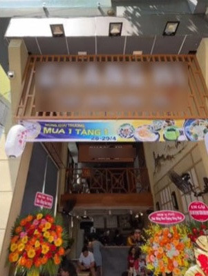 Chưa hết, chủ quán chè nổi tiếng Sài Gòn cũng mong muốn các bạn trẻ đừng chỉ suốt ngày muốn dìm người khác xuống bằng những lời lẽ cay nghiệt mà nên nghĩ tích cực hơn.