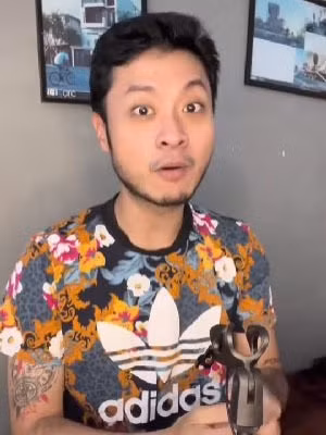 Ngay sau bài review không mấy thiện cảm của TikToker Cô Gái Có Râu, chủ quán chè C.H đã lên tiếng: ""Rảnh rỗi không phải là từ khóa dành cho người thành công đâu ạ. Bạn chưa thành công mà bạn đi khuyên người khác như đúng rồi. Mình tự tin là một tháng mình kiếm nhiều tiền hơn bạn đấy. Và quan trọng nhất là mình đứng dựa trên đôi chân của chính mình chứ không làm đổ chén cơm của người khác. Lời khuyên của bạn khiến cho mình cảm thấy thật buồn cười".