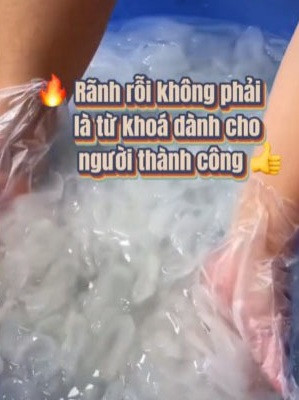 Theo chủ quán, hiện tại hot TikToker này chỉ đang nhận review cho các nhãn hàng với mức giá dao động 10 triệu đồng/1 video thì không có tư cách để khuyên mình. Cô gái cho biết, mỗi tháng quán chè C.H thu về tiền tỷ đồng nên không cần lời góp ý từ người "không có kiến thức kinh doanh, không có đạo đức" như chàng TikToker.