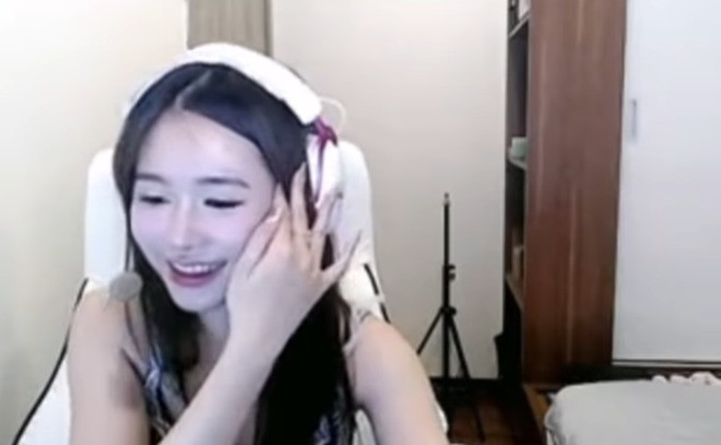 Theo đó, Ngọc Hương không hề e ngại mà tự tin trong trang phục cosplay hầu gái gợi cảm.