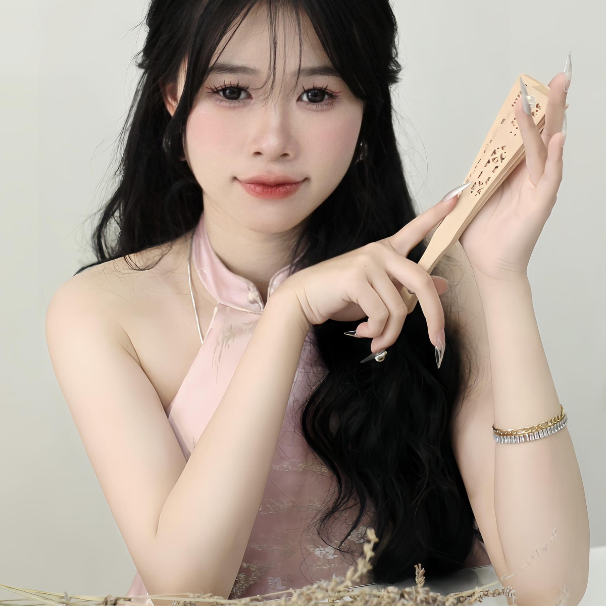 Nhan sắc xinh đẹp khiến tên tuổi của Ngọc Hương trở nên nổi tiếng hơn.