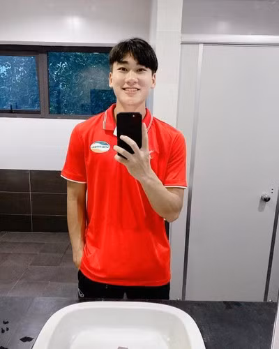 Sở hữu chiều cao 1m81 cùng body rắn chắc, Mạnh Dũng có thể tranh chấp tay đôi với đối thủ ở các trận đấu quan trọng.