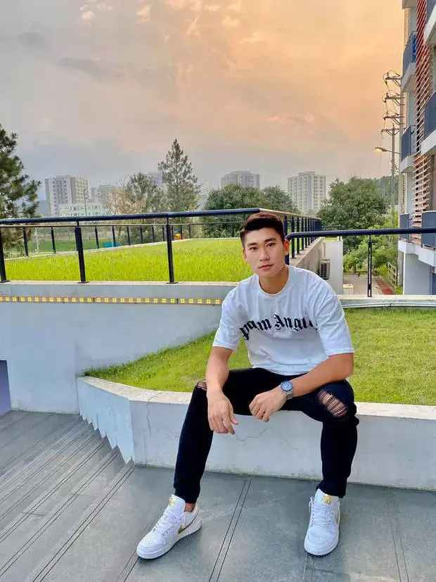 Đến đây, dân mạng đang rất tò mò về trai đẹp vừa ghi bàn giúp U23 Việt Nam vô địch môn bóng đá nam tại kỳ đại hội thể thao Đông Nam Á lần này.