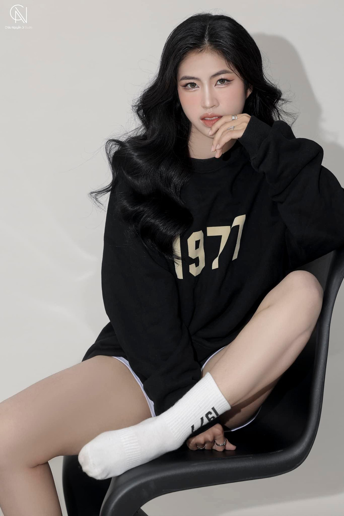 Ngoài đời, Thanh Nhã lựa chọn rất nhiều phong cách. Nữ cầu thủ này xuất hiện với vẻ ngoài ngọt ngào, nữ tính trong các bộ trang phục điệu đà, khoe lợi thế hình thể.