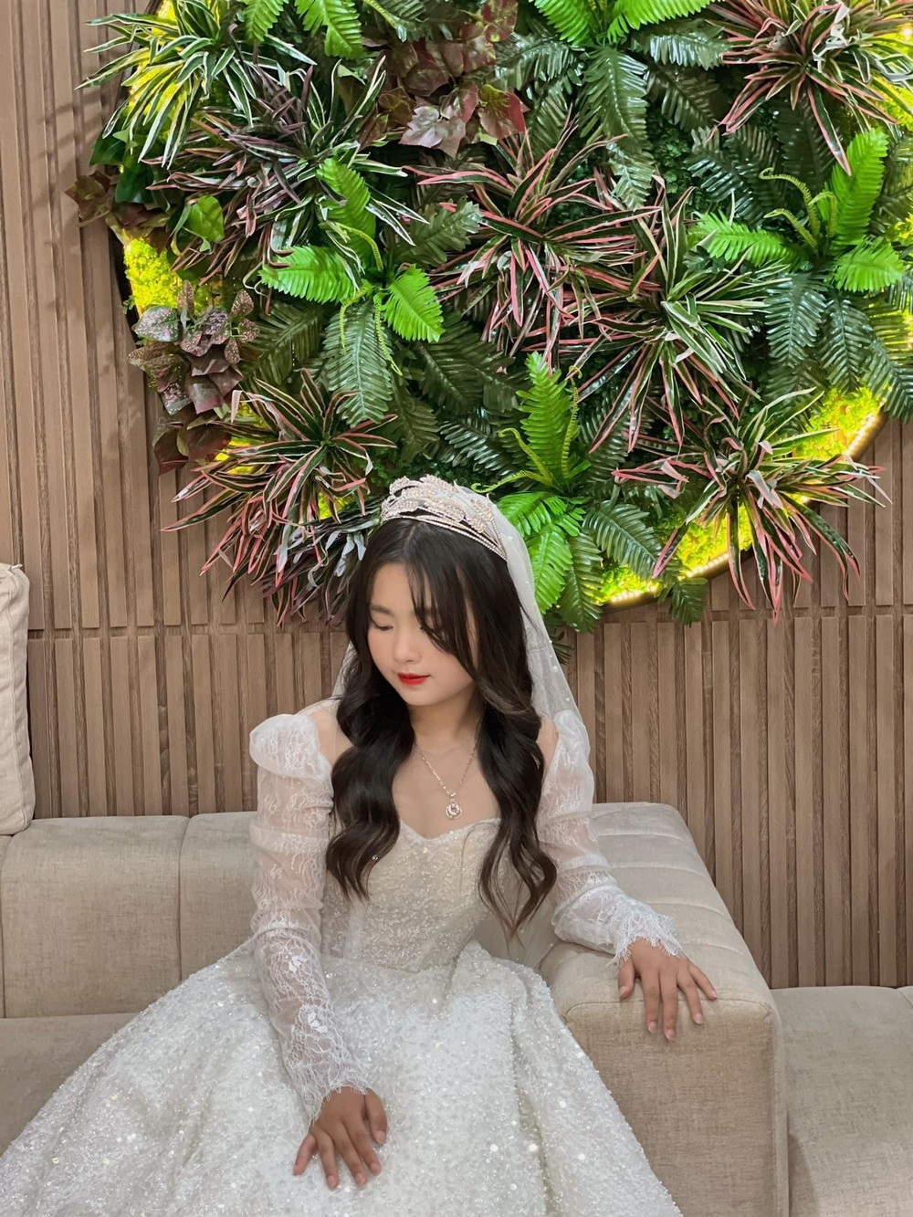 Sau cùng, bé gái dân tộc đã lựa chọn một chiếc váy khá lộng lẫy, bắt mắt, phần dưới còn xoè bồng xinh đẹp. Trên đầu cô bé còn được đội một chiếc vương miện khá to, thu hút người nhìn.