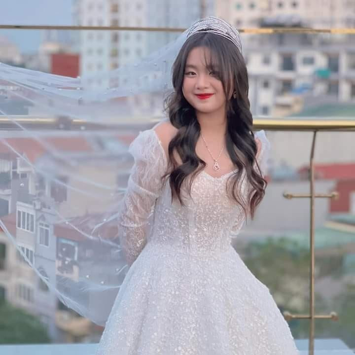 Không còn chỉ biết mỉm cười trước ống kính, Phúng Phính giờ đây đã có thể tạo dáng phù hợp với trang phục.