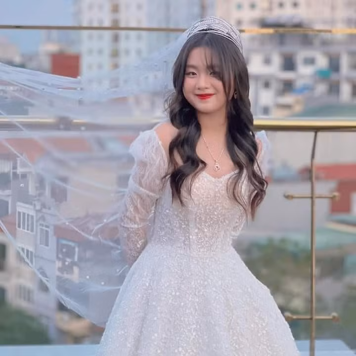 Không còn chỉ biết mỉm cười trước ống kính, Phúng Phính giờ đây đã có thể tạo dáng phù hợp với trang phục.