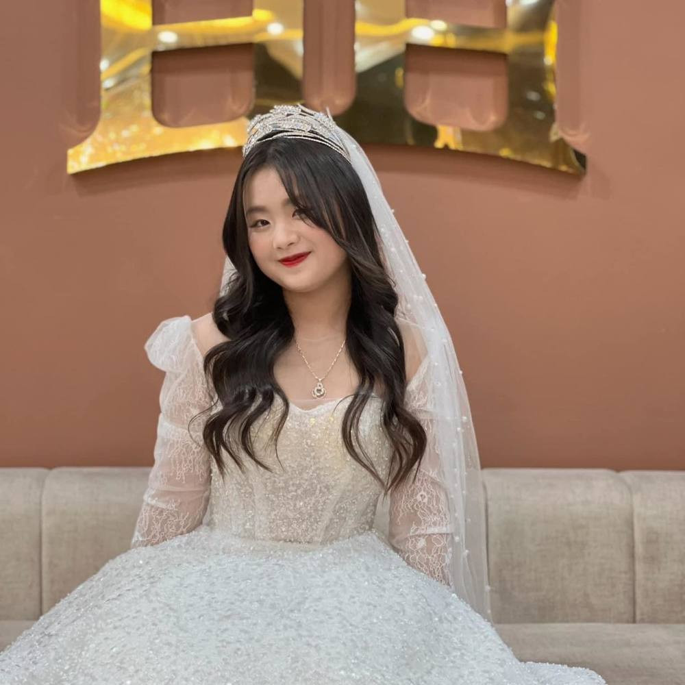 Dù là bộ nào, Dua cũng đều tự tin tạo dáng trước ống kính. Có lẽ đây cũng là lần đầu tiên em được mặc thử váy cô dâu.