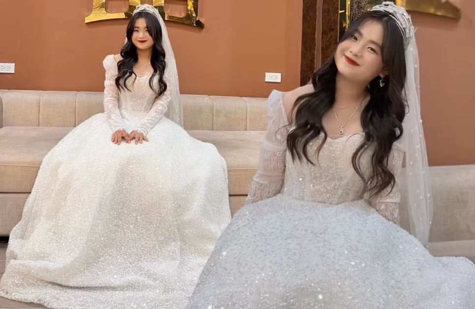 Đặc biệt, Dua còn thoải mái tạo kiểu tóc, thường xuyên trang điểm đậm. Điều này càng khiến mọi người tin rằng cô bé đã quay trở lại công việc làm mẫu ảnh độc quyền.