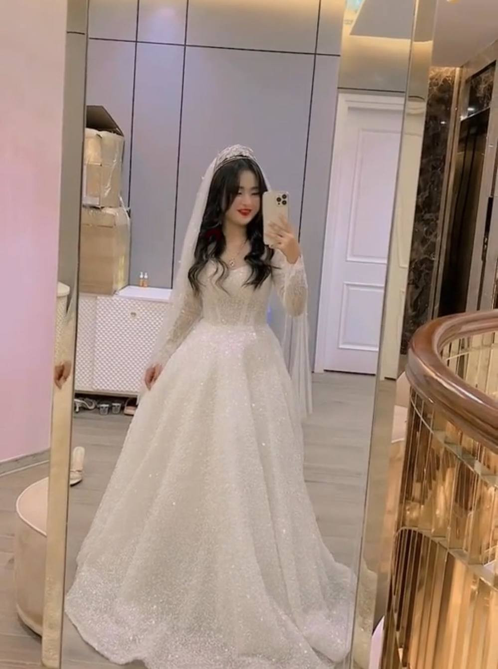 Qua những bức ảnh Phúng Phính đăng tải, dân tình cũng dễ dàng nhận thấy cô bé ngày càng quen thuộc với công việc mẫu ảnh độc quyền hơn.