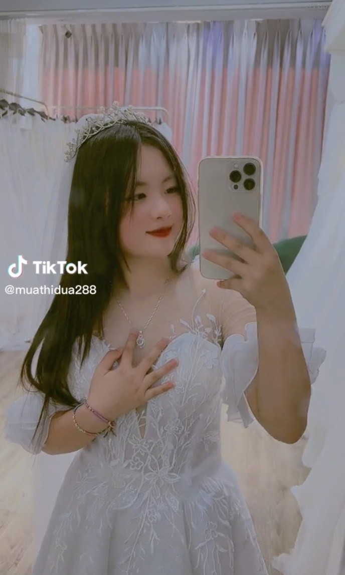 Trong clip mới đăng tải, Phúng Phính Hà Giang đã được người hỗ trợ dẫn đến một tiệm trang phục cưới. Tại đây, cô bé đã thử rất nhiều bộ váy cô dâu, hết ngắn lại dài, dáng suông rồi dáng xoè.