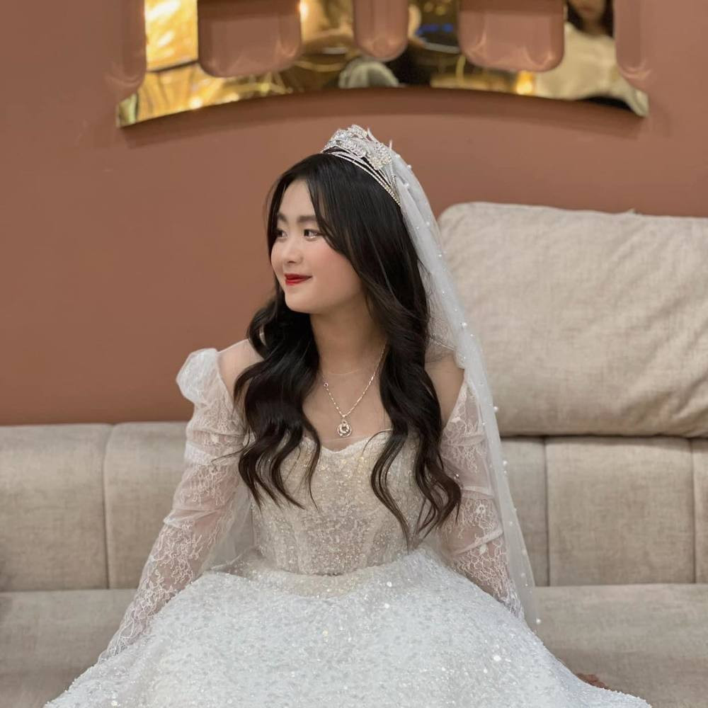 Hầu hết mọi người đều rất bất ngờ với lần trở lại này của Dua. Chỉ chưa đầy 1 tuần, cô bé đã liên tục đổi tạo hình khác nhau, từ váy áo đậm chất Noel đến trang phục cưới lộng lẫy.