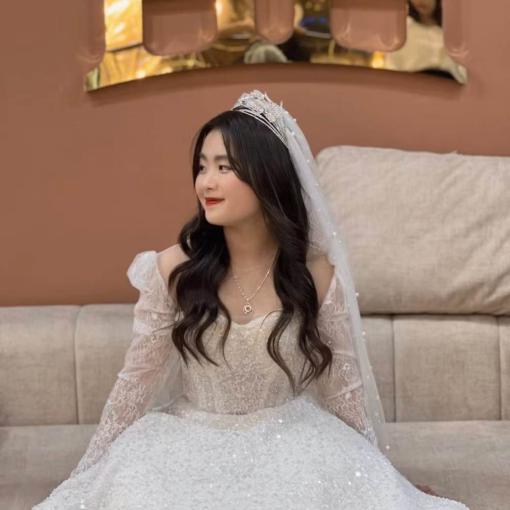 Hầu hết mọi người đều rất bất ngờ với lần trở lại này của Dua. Chỉ chưa đầy 1 tuần, cô bé đã liên tục đổi tạo hình khác nhau, từ váy áo đậm chất Noel đến trang phục cưới lộng lẫy.