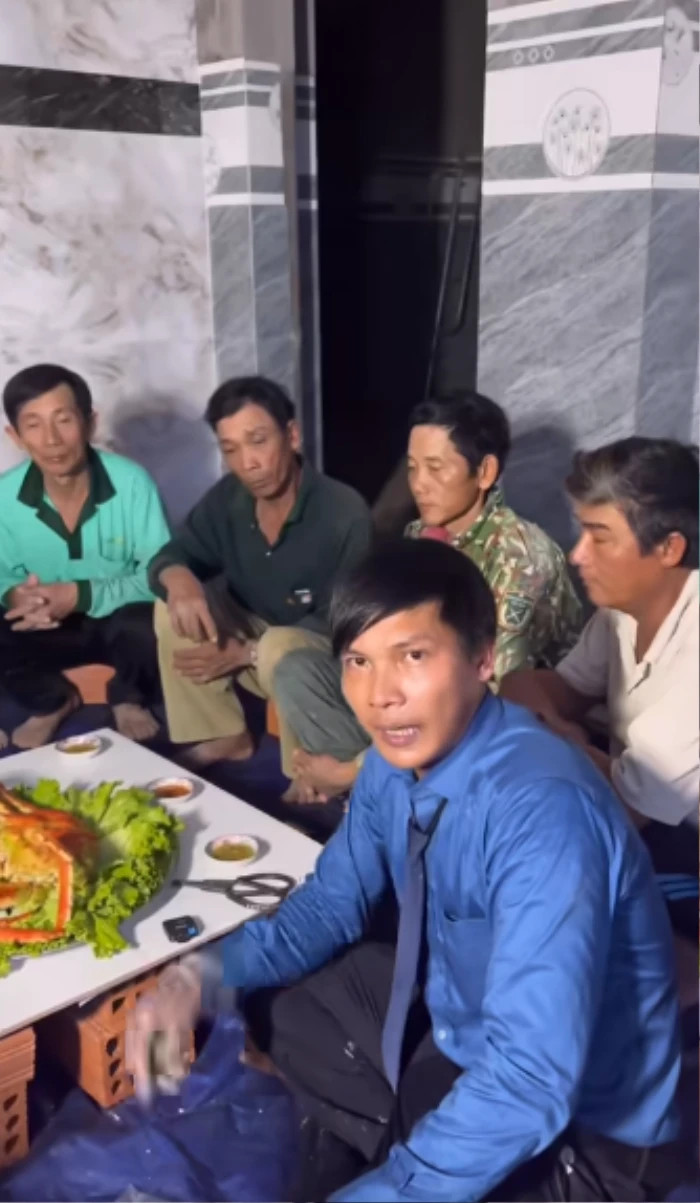 Trước sự tươi ngon của loại cua hoàng đế, mọi người trong đội thợ của Lộc Fuho xuýt xoa khen ngợi sự ngon miệng.