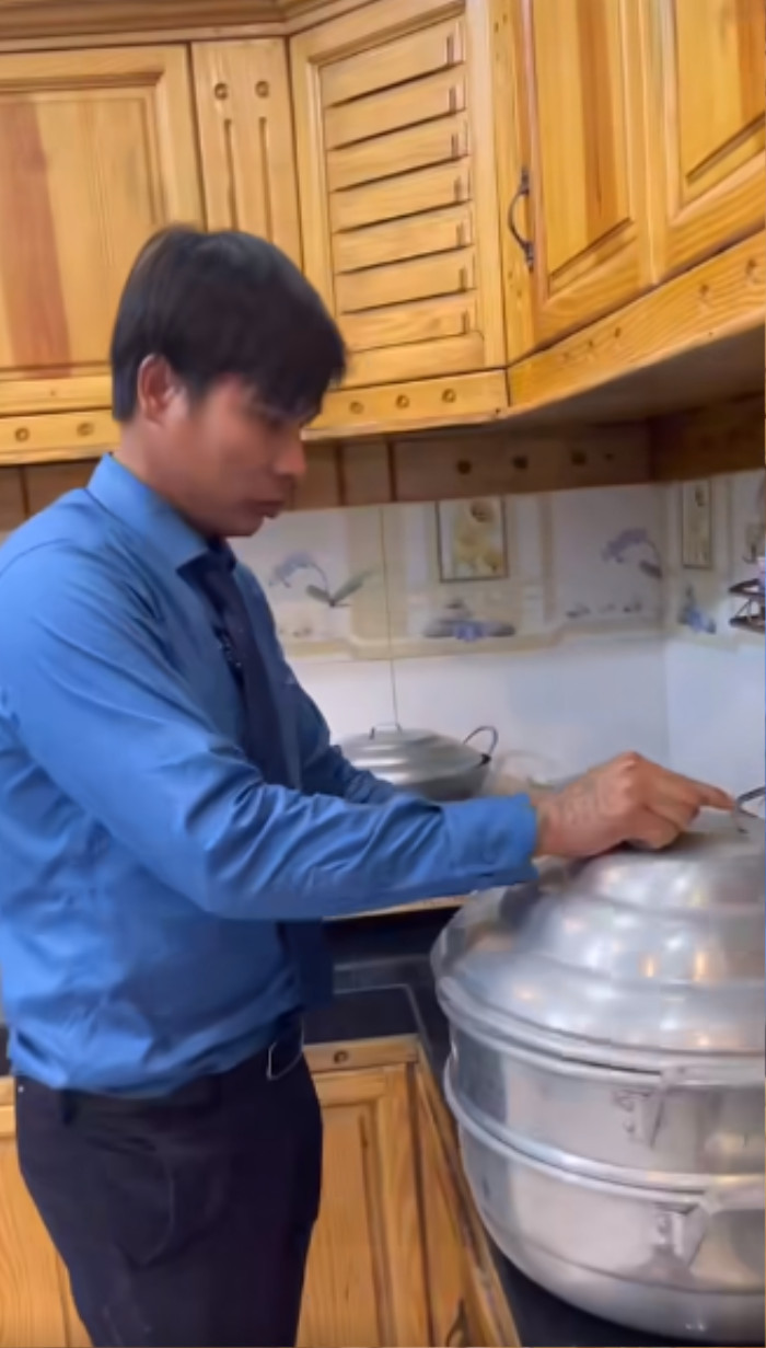 Theo đó, hiện tượng mạng Lộc Fuho cho biết, con cua hoàng đế này có giá 6 triệu đồng, anh mua về để mời những người thợ của mình.