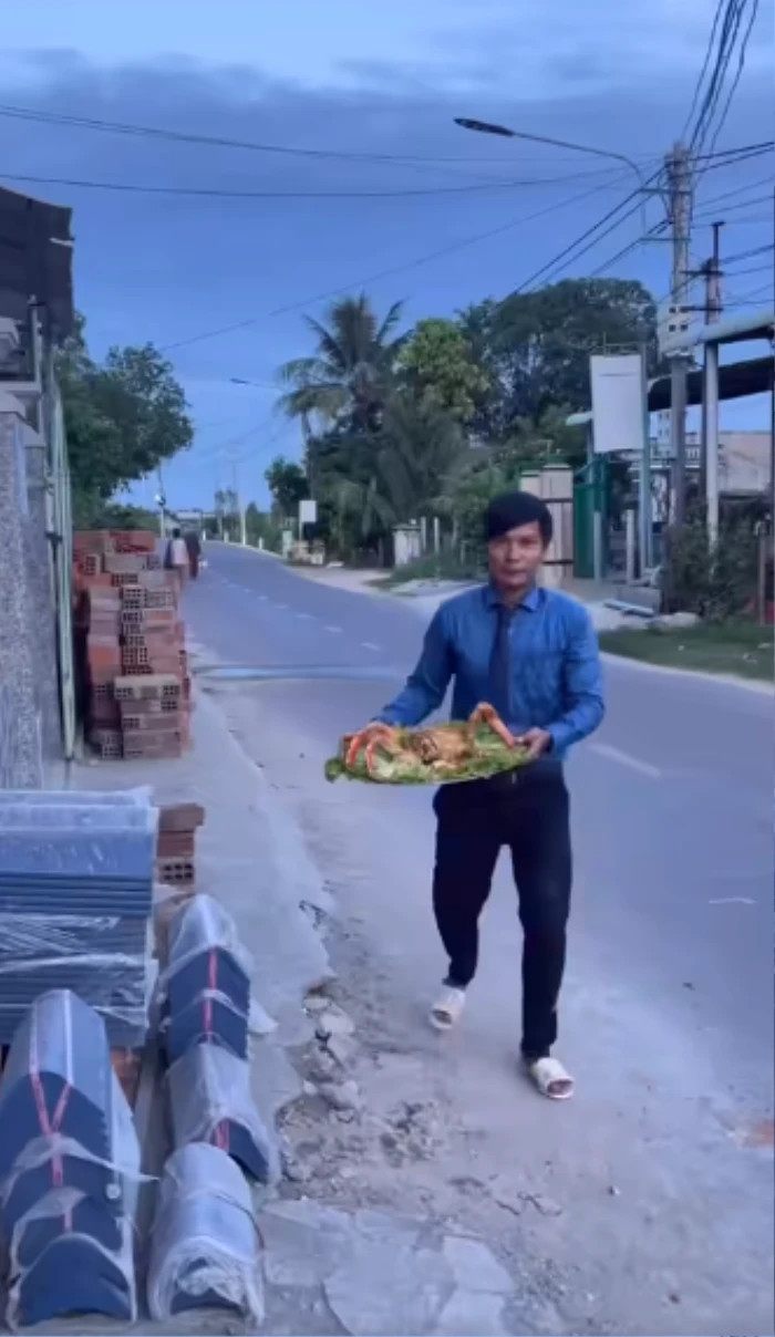 Mở đầu clip, Lộc Fuho chia sẻ: "Có nhiều người sẽ thắc mắc sao Lộc Fuho lại đãi thợ ăn cua hoàng đế sang dữ vậy, thì Lộc cũng chia sẻ thật là Lộc từng ăn 2, 3 lần rồi, hôm nay mới mua về để mời các người thợ, ăn cho vui. Mọi người cũng biết rồi đó, cái nghề thợ hồ này giang nắng, giang mưa, khổ lắm mọi người...